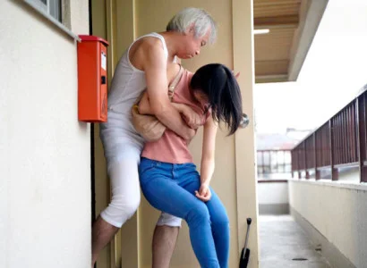 Cô dâu trẻ bị bố chồng già bóp