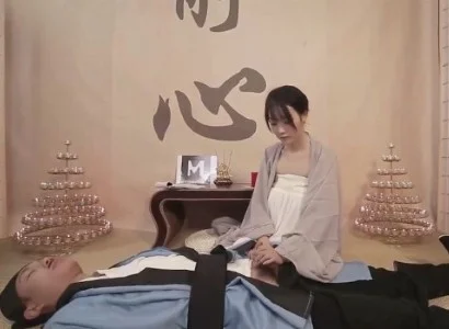 Nữ tu xinh bên cạnh vị đạo sĩ bị thương