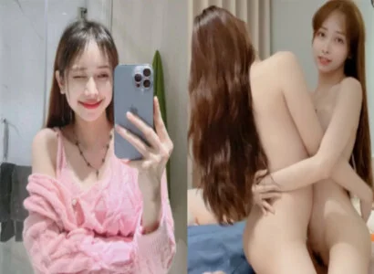 Chủ thể chính cùng cô bạn thân móc bím với nhau trong buổi livestream