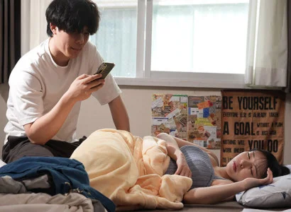 Kẻ đó thích nhìn người yêu ngoại tình